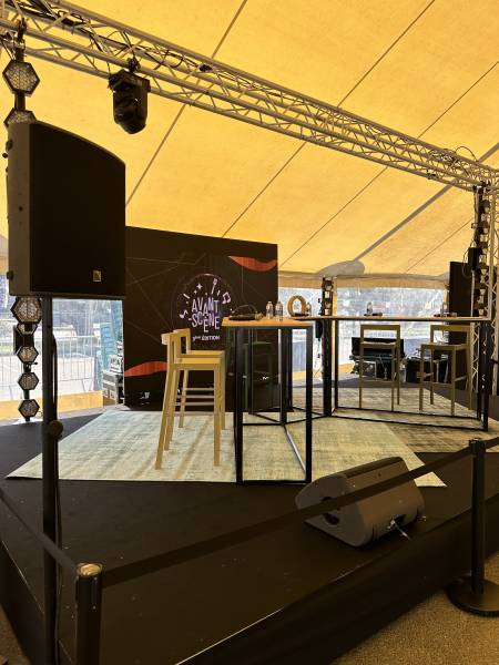 Scène mobile 60M2 sur le concert gratuit de Joseph Kamel à Avant-Cap.