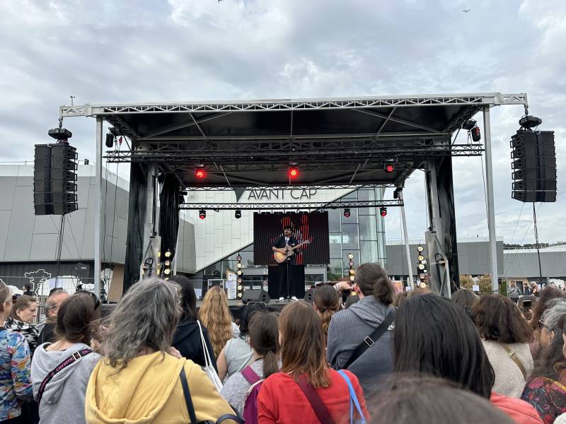 Scène mobile 60M2 sur le concert gratuit de Joseph Kamel à Avant-Cap.
