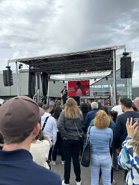 Scène mobile 60M2 sur le concert gratuit de Joseph Kamel à Avant-Cap.