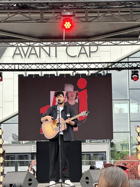 Scène mobile 60M2 sur le concert gratuit de Joseph Kamel à Avant-Cap.