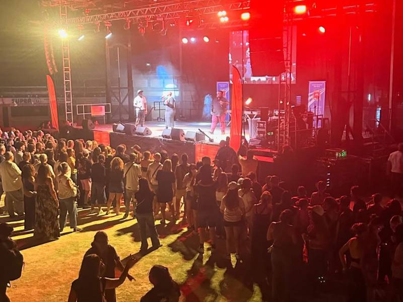 Scène mobile 120m2 pour le concert Camargue Live 2025 pour les 100 ans de St Martin de Crau.