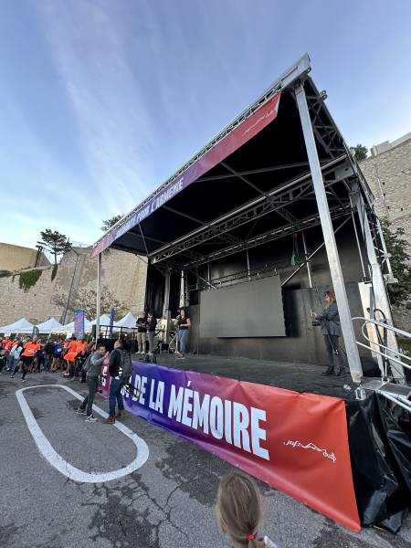 Scène mobile 60 m2 pour la course 5 et 10 Km de la Mémoire.