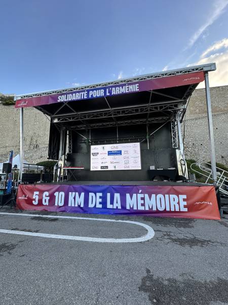 Scène mobile 60 m2 pour la course 5 et 10 Km de la Mémoire.