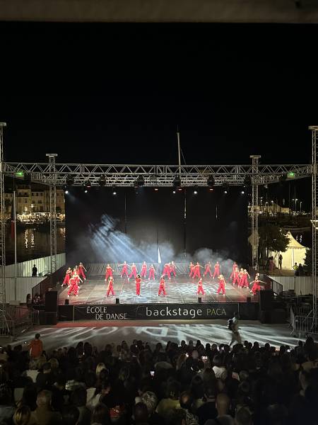 Grill scénique PROLYTE ST TOWER au théatre de la Mer La Ciotat pour la saison 2025