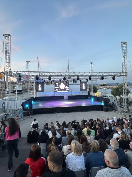 Grill scénique PROLYTE ST TOWER au théatre de la Mer La Ciotat pour la saison 2025
