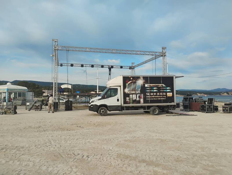Réalisation d'une scène et d'un grill scénique à la Ciotat pour la pub Quick avec Soprano