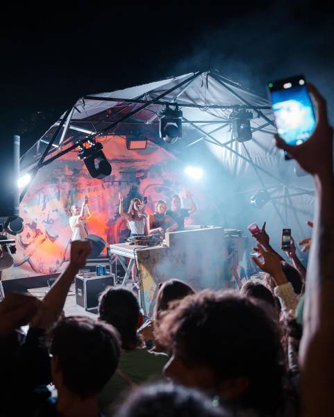 Location d'une scène mobile FASTIVAL de 8M X 4M noire