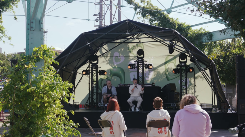 Location d'une scène mobile FASTIVAL de 8M X 4M noire