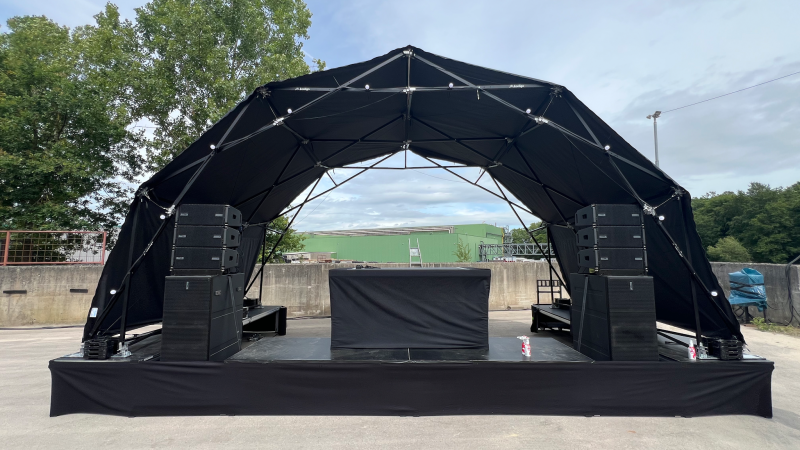 Location d'une scène mobile FASTIVAL de 8M X 4M noire