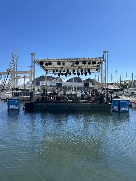 Location de scène flottante avec grill scénique