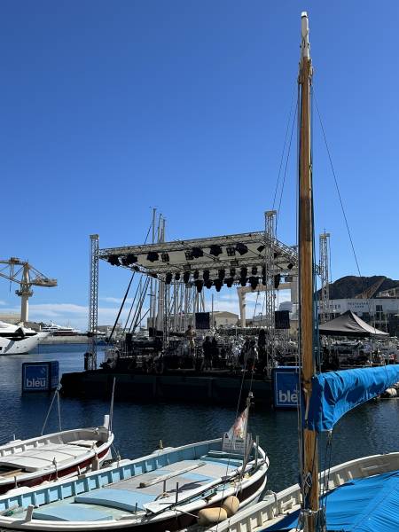 Location de scène flottante avec grill scénique